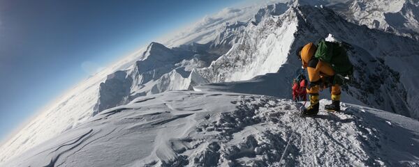 Альпинисты направляются к вершине горы Эверест, поднимаясь по южной стороне от Непала. Архивное фото - Sputnik Кыргызстан