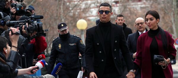 Португалиялык Ювентус клубунун оюнчусу Криштиану Роналду сүйлөшкөн кызы Жорджина Родригес менен. Архив - Sputnik Кыргызстан