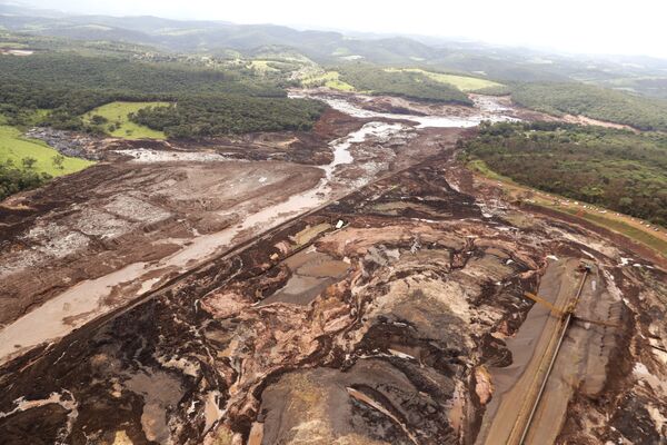 Прорыв плотин на шахте корпорации Vale в штате Минас-Жерайс, Бразилия - Sputnik Кыргызстан