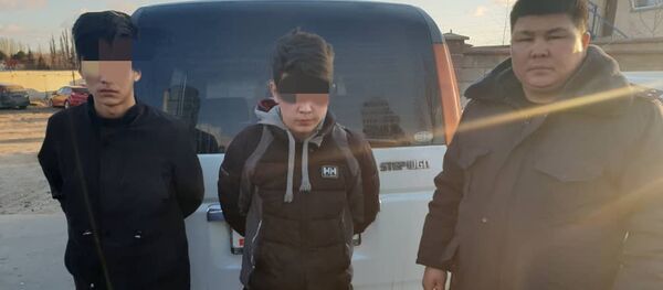 Задержанные по подозрению в угоне автомобиля Honda Stepwgn в Караколе - Sputnik Кыргызстан