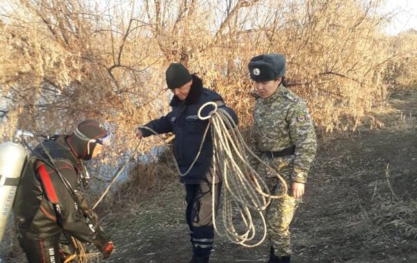 Тело четырехлетней девочки, которая упала в Большой Чуйский канал, найдено, сообщила пресс-служба МЧС - Sputnik Кыргызстан