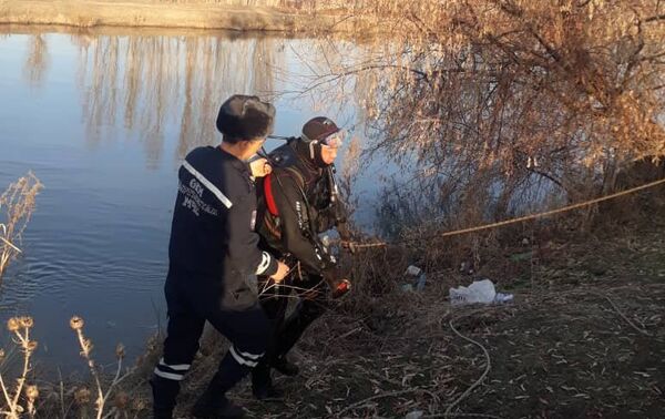Сегодня в 8.50 на поиски ребенка вышли шесть сотрудников МЧС, но тело обнаружили родные девочки в 7.00. - Sputnik Кыргызстан