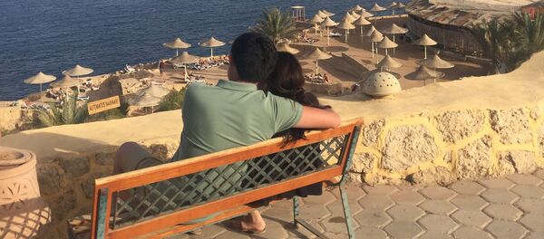 Кыргызстанец Адилет Ногойбаев с супругой во время отпуска в Египте - Sputnik Кыргызстан