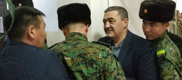 Албек Ибраимовду сот залынан аскерлердин коштоосунда алып кетишти. Видео - Sputnik Кыргызстан