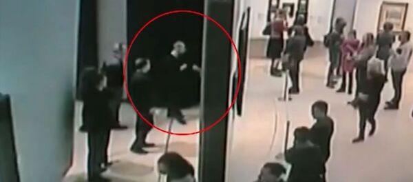 Появилось видео момента кражи картины Куинджи Появилось видео момента кражи картины Куинджи - Sputnik Кыргызстан