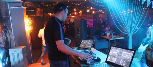 Профилактическая беседа с молодежью в одном из ночных клубов Бишкека - Sputnik Кыргызстан