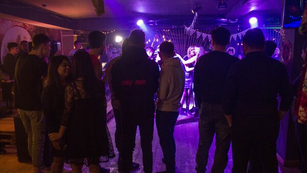 Профилактическая беседа с молодежью в одном из ночных клубов Бишкека - Sputnik Кыргызстан
