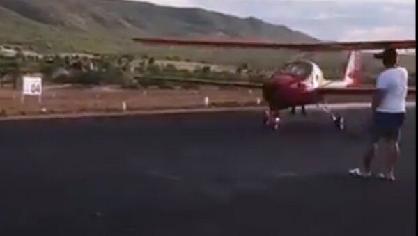Мужчина, пытаясь снять взлет самолета, чуть не лишился жизни. Видео - Sputnik Кыргызстан