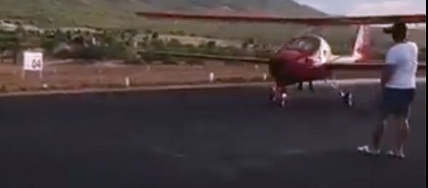 Мужчина, пытаясь снять взлет самолета, чуть не лишился жизни. Видео - Sputnik Кыргызстан