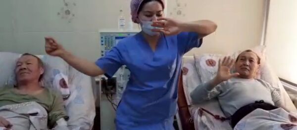 Медсестры в Кыргызстане устроили добрый флешмоб для пациентов. Видео Медсестры в Кыргызстане устроили добрый флешмоб для пациентов. Видео - Sputnik Кыргызстан