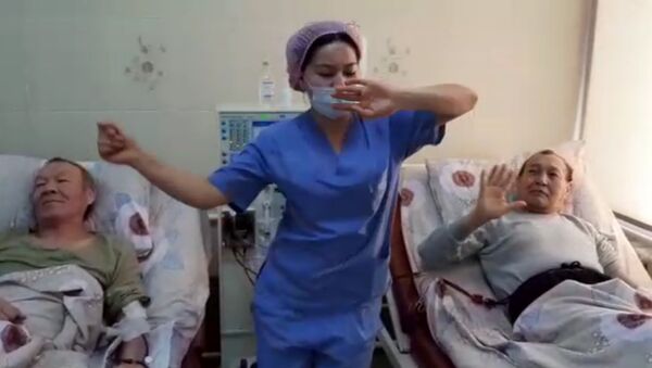 Медсестры в Кыргызстане устроили добрый флешмоб для пациентов. Видео - Sputnik Кыргызстан