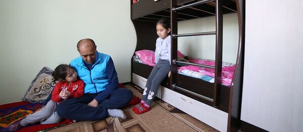 Кыздарым чоңойгончо аман турсам экен... Бөйрөгү жабыркаган ата элден жардам сурайт Кыздарым чоңойгончо аман турсам экен... Бөйрөгү жабыркаган ата элден жардам сурайт - Sputnik Кыргызстан