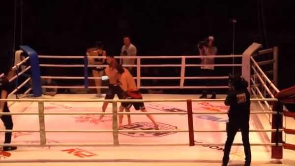 Казахстанский боец жестко наказал соперника за неуважение на ринге — видео - Sputnik Кыргызстан