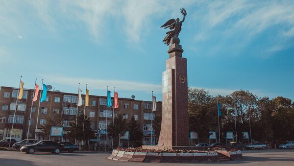 Вид на памятник Эркиндик на центральной улице в Баткене. Архивное фото - Sputnik Кыргызстан