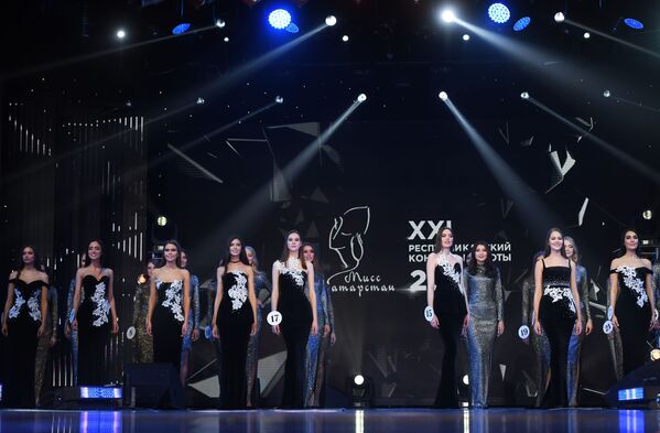 Участницы на церемонии награждения XXI Республиканского конкурса красоты Мисс Татарстан-2018 в Казани - Sputnik Кыргызстан