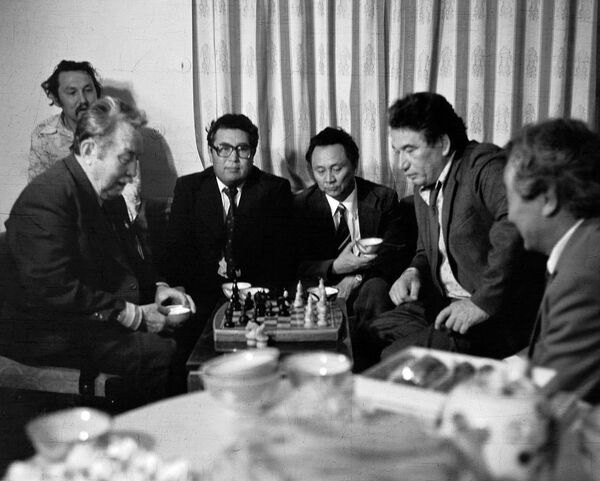 Чингиз Айтматов и Аалы Токомбаев играют в шахматы — архивное фото из 70-х - Sputnik Кыргызстан