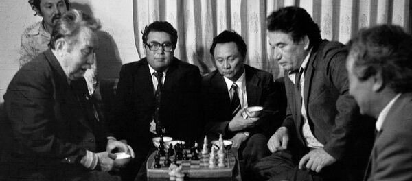 Шахматта күч сынашкан Айтматов менен Токомбаев. Таберик сүрөт Шахматта күч сынашкан Айтматов менен Токомбаев. Таберик сүрөт - Sputnik Кыргызстан