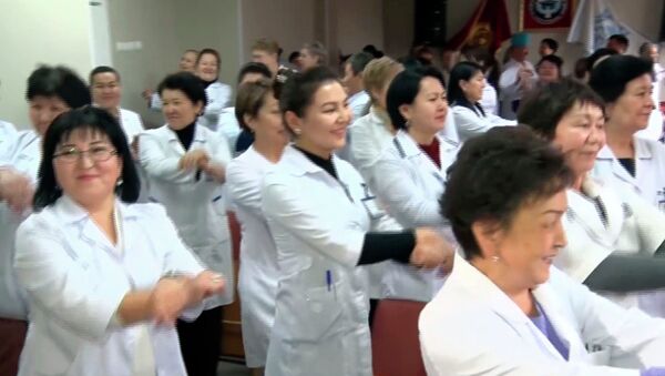 Врачи в Бишкеке подхватили танцевальный флешмоб токмокских коллег — видео - Sputnik Кыргызстан