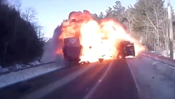 Машины взорвались, как в боевиках, но все люди выжили в ДТП. Видео из США - Sputnik Кыргызстан