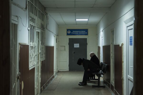 Мастардын арасында жаткан сулуу кыз... Бишкектеги ооруканадан репортаж - Sputnik Кыргызстан