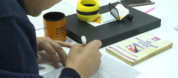 Графолог саясатчылардын кулк-мүнөзүн кол жазмасын карап айтып берди. Видео - Sputnik Кыргызстан