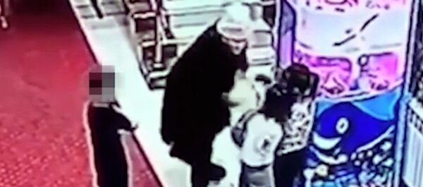 Ошто бейтааныш аял эки кызды сабап салды. Видео - Sputnik Кыргызстан