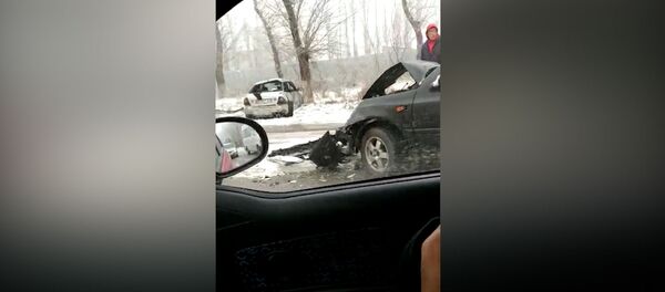 В Бишкеке столкнулись две легковушки и маршрутка — видео после ДТП - Sputnik Кыргызстан