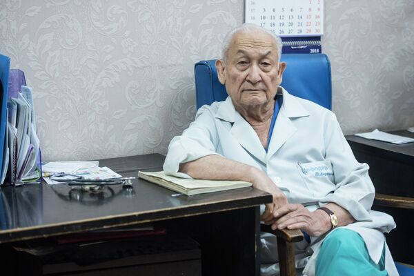 Чарчап-чаалыкпаган хирург бүгүн 86 жашка толду - Sputnik Кыргызстан