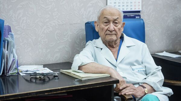 Белгилүү хирург, профессор, медицина илимдеринин доктору Эрнст Акрамов. Архив - Sputnik Кыргызстан