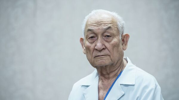 Доктор медицинских наук, профессор Эрнст Акрамов. Архивное фото - Sputnik Кыргызстан