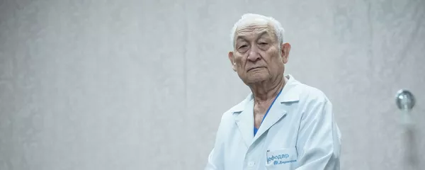 Доктор медицинских наук, профессор Эрнст Акрамов в рабочем кабинете Доктор медицинских наук, профессор Эрнст Акрамов в рабочем кабинете - Sputnik Кыргызстан
