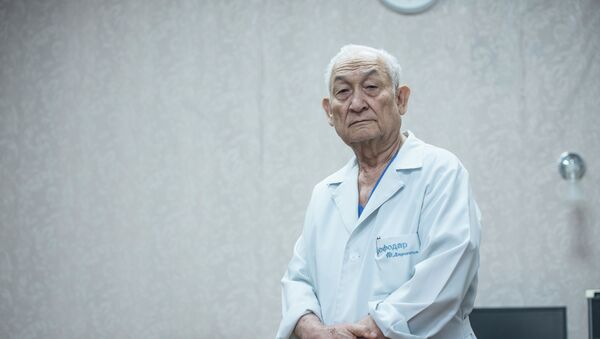 Доктор медицинских наук, профессор Эрнст Акрамов в рабочем кабинете - Sputnik Кыргызстан