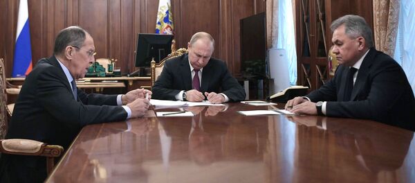 Президент РФ Владимир Путин, министр иностранных дел РФ Сергей Лавров  и министр обороны РФ Сергей Шойгу  во время встречи.  - Sputnik Кыргызстан