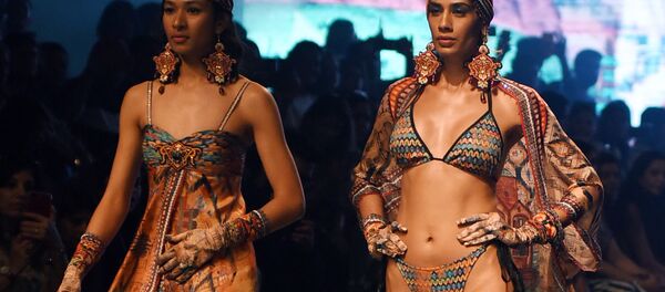 Модель демонстрирует творение дизайнера Rajdeep Ranawat на индийской неделе моды в Мумбаи - Sputnik Кыргызстан