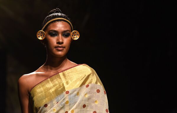 Модель демонстрирует творение дизайнера Anka на индийской неделе моды в Мумбаи - Sputnik Кыргызстан
