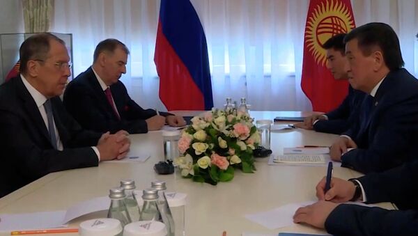 Путин предвкушает визит в Кыргызстан. Видео со встречи Жээнбекова и Лаврова - Sputnik Кыргызстан