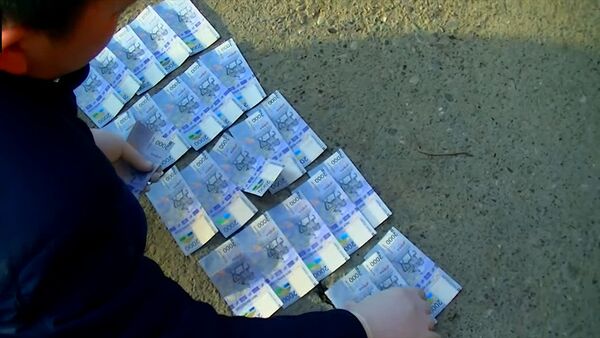Деньги под пакетом с фруктами — видео задержания судмедэксперта Финполом КР - Sputnik Кыргызстан