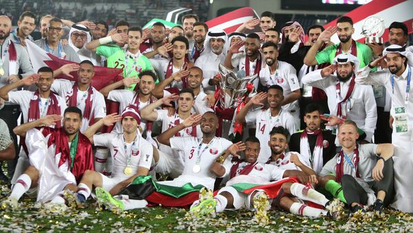 Футболисты сборной Катара празднуют победу в финале Кубка Азии по футболу в ОАЭ. 1 февраля 2019 года - Sputnik Кыргызстан