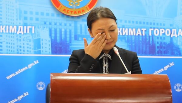 Представитель акима Астаны заплакала, говоря о 5 девочках, сгоревших заживо. Видео - Sputnik Кыргызстан