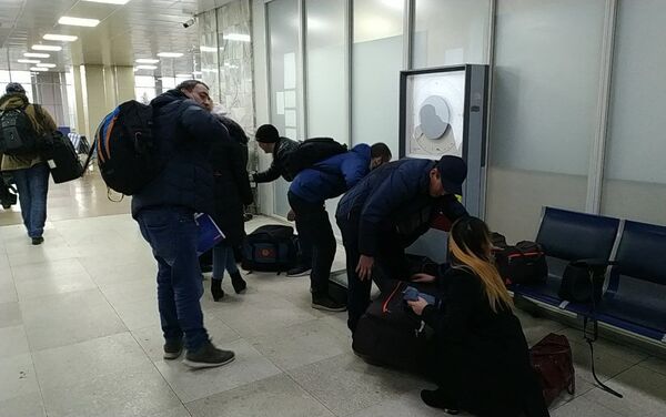 Корреспондент Sputnik Кыргызстан с места сообщает, что пассажиры торопятся на рейс и взвешивают багаж. - Sputnik Кыргызстан