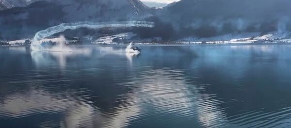 Самолет рухнул в озеро в Австрии — момент падения попал на видео - Sputnik Кыргызстан