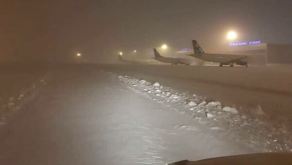 Отмена рейсов в международном аэропорту Манас из-за обильного снегопада - Sputnik Кыргызстан