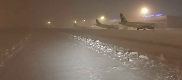 Отмена рейсов в международном аэропорту Манас из-за обильного снегопада - Sputnik Кыргызстан