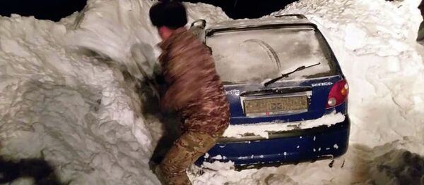 Последствия лавины на участке дороги Сары-Таш — Дароот-Коргон — Карамык - Sputnik Кыргызстан