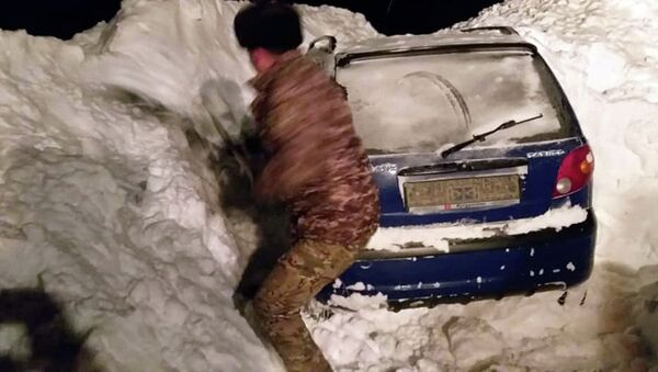 Последствия лавины на участке дороги Сары-Таш — Дароот-Коргон — Карамык - Sputnik Кыргызстан