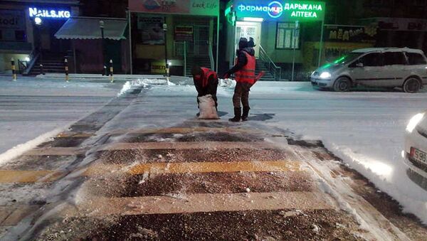 Уборка снега МП Тазалык в Бишкеке - Sputnik Кыргызстан