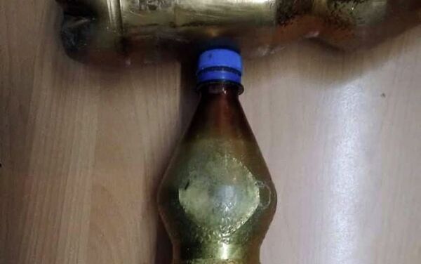 При обыске в доме одного из задержанных обнаружили 100 килограммов ртути, разлитой в пластиковые бутылки. - Sputnik Кыргызстан