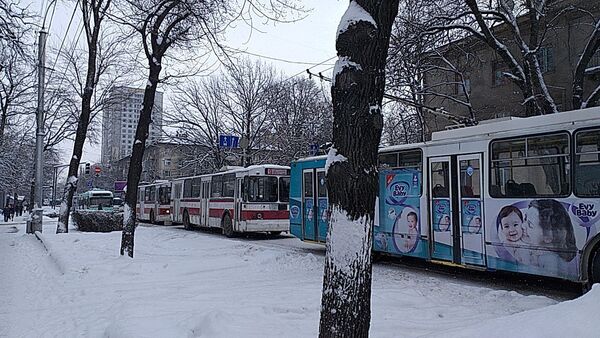 Остановка троллейбусов в центре Бишкека - Sputnik Кыргызстан
