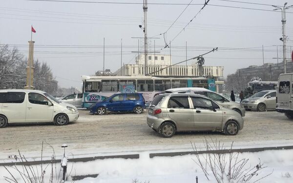 В столице на дороге встали троллейбусы из-за аварии на подстанции Бишкекского троллейбусного управления - Sputnik Кыргызстан