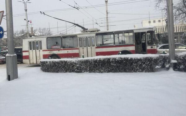 По информации муниципалитета, остановились троллейбусы № 11, 14, 2, 9 и 7. - Sputnik Кыргызстан